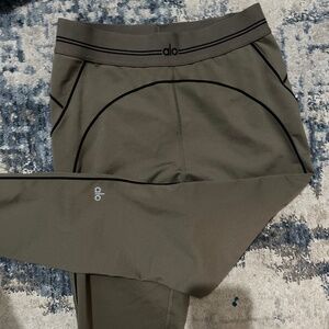 Alo yoga hearth throb leggings olive tree Large